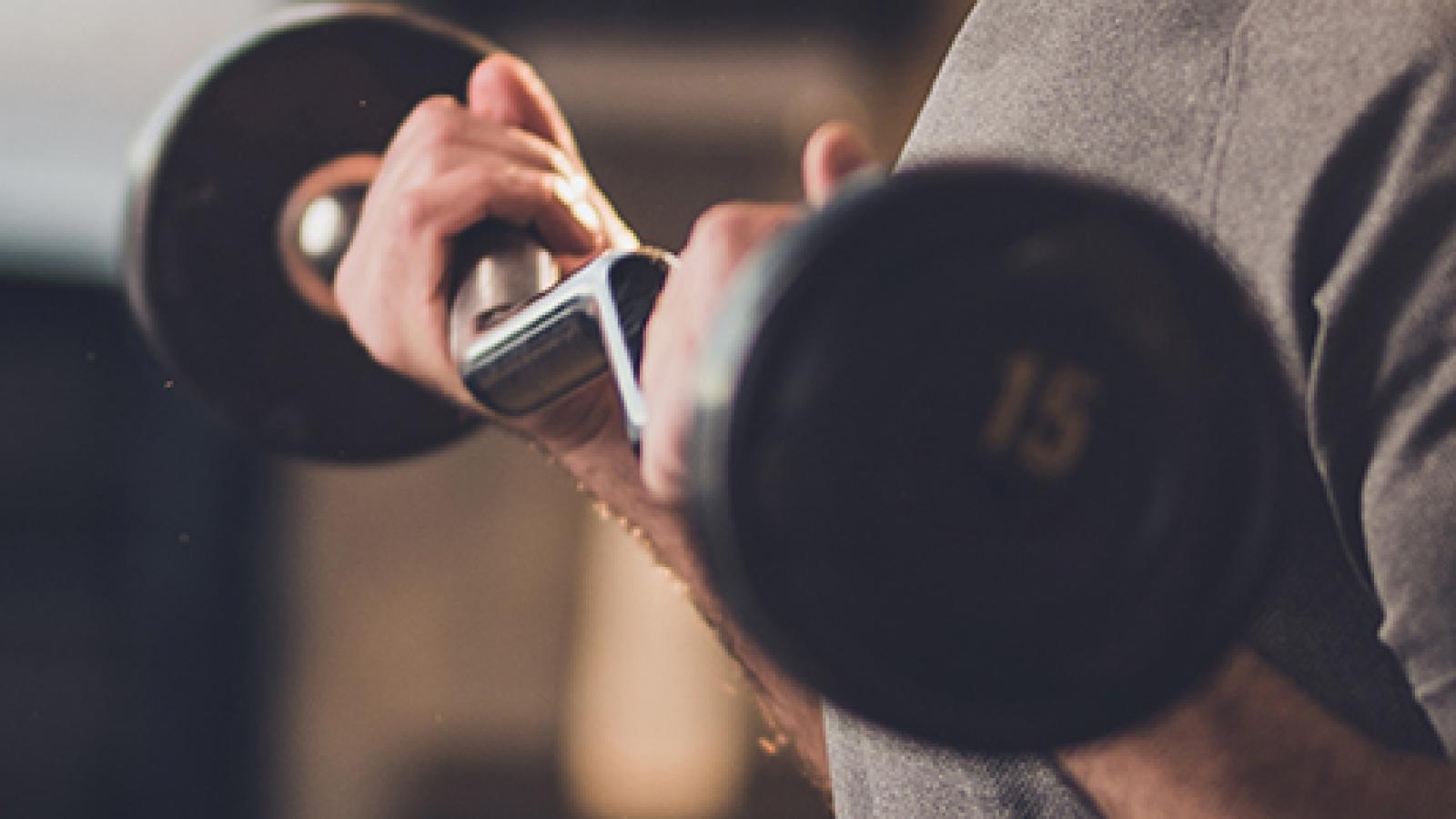 man lifting barebell weights